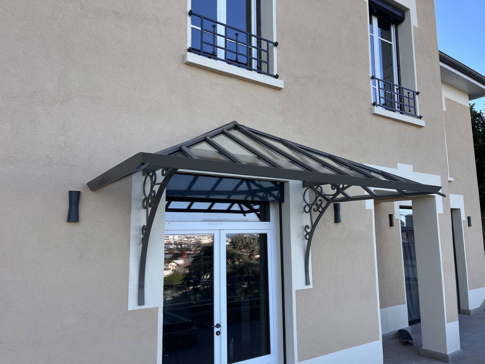 Fabrication de marquise métallique de porte sur-mesure en métal à Lyon