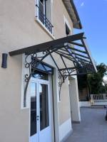 Fabrication de marquise métallique de porte sur-mesure en métal à Lyon